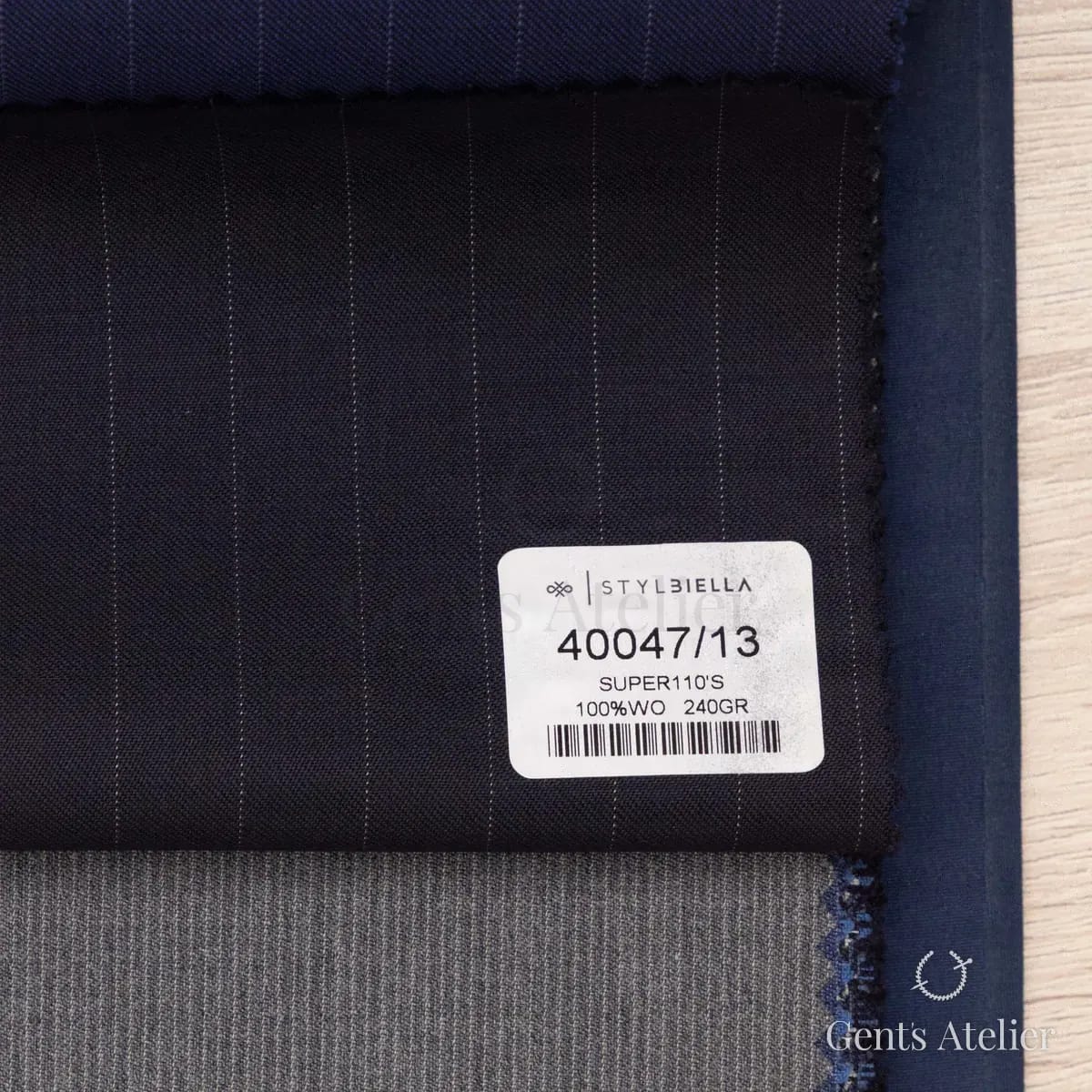 Образец ткани Stylbiella 40047/13 с этикеткой, чёрный