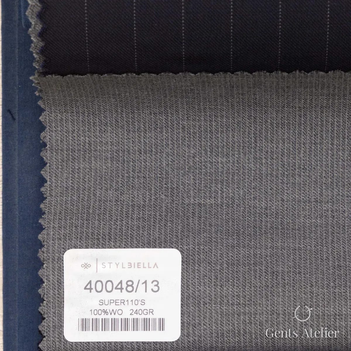 Образец ткани Stylbiella 40048/13 с этикеткой, серый