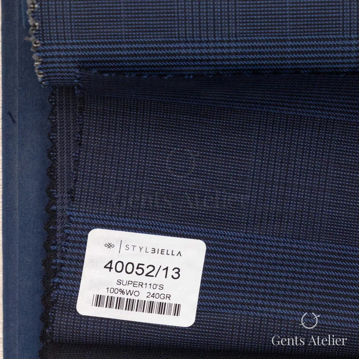 Образец ткани Stylbiella 40052/13 с этикеткой, тёмно-синий