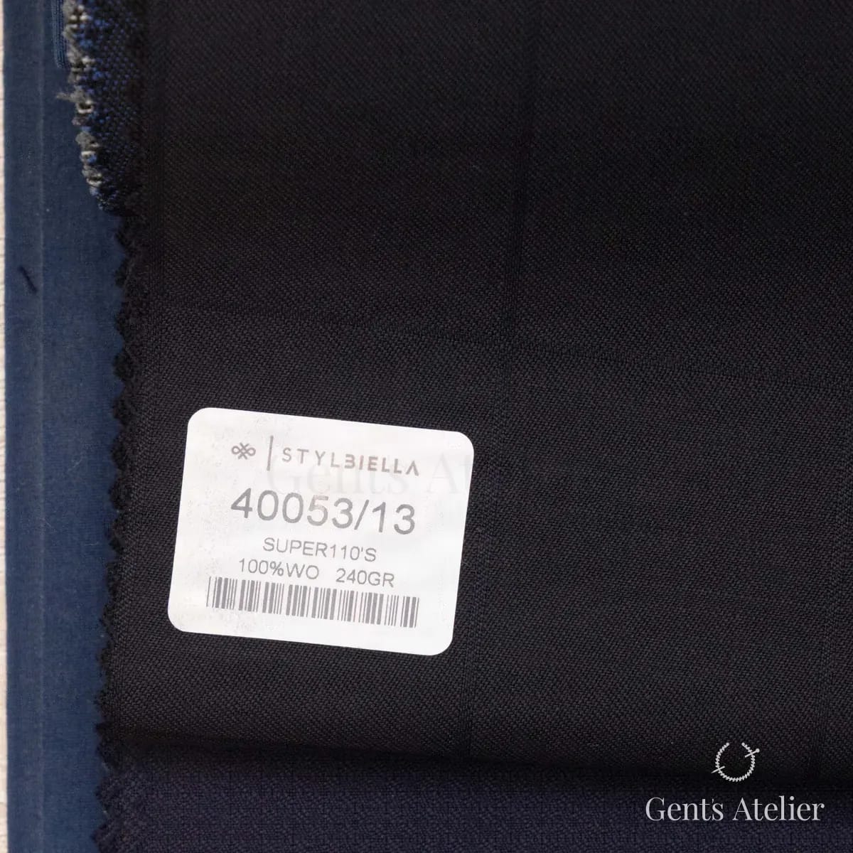 Образец ткани Stylbiella 40053/13 с этикеткой, тёмно-синий