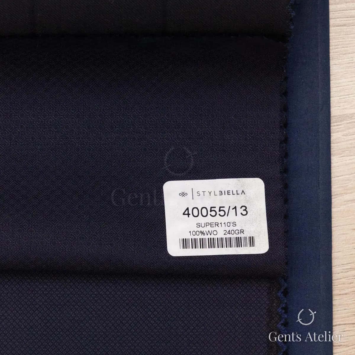 Образец ткани Stylbiella 40055/13 с этикеткой, тёмно-синий