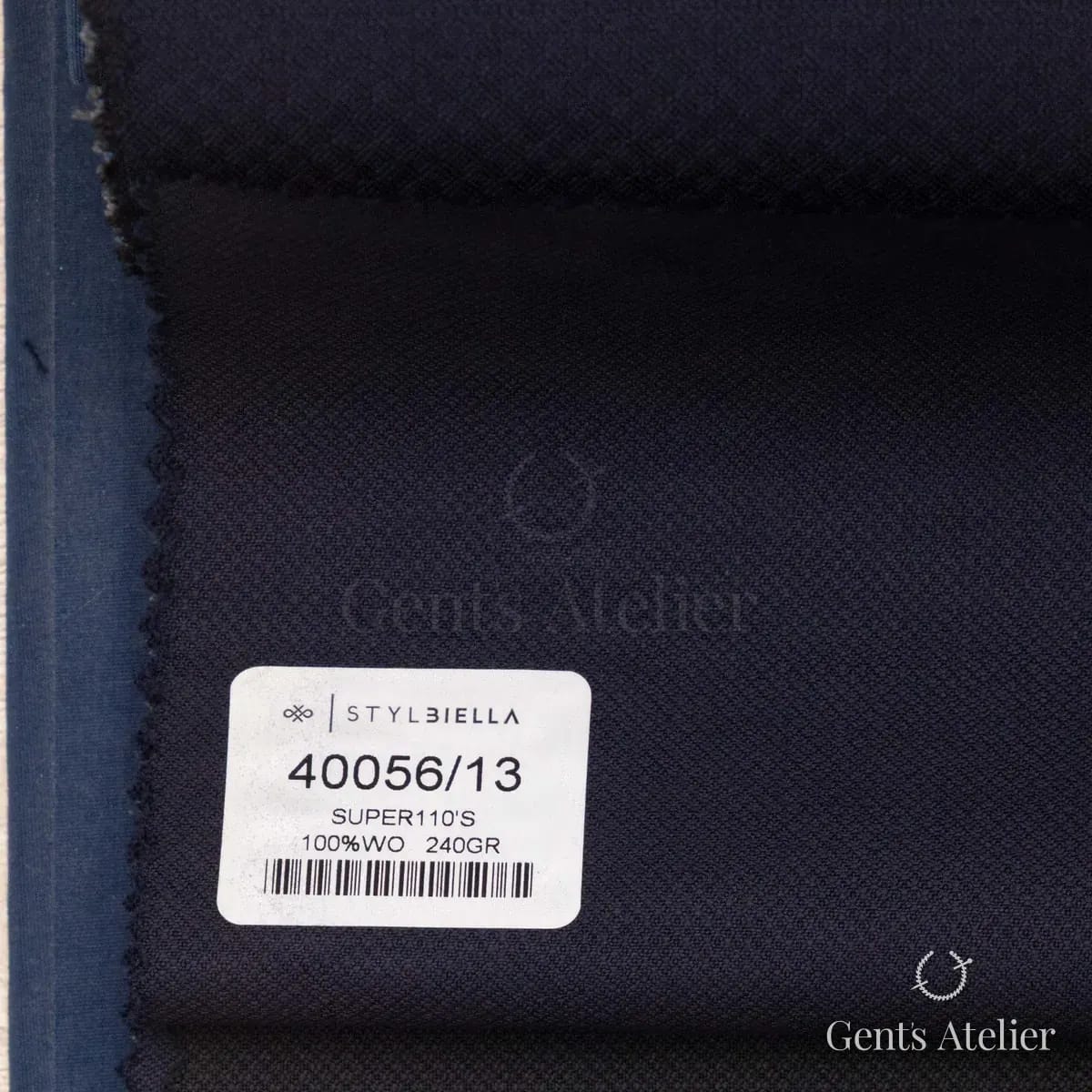 Образец ткани Stylbiella 40056/13 с этикеткой, тёмно-синий
