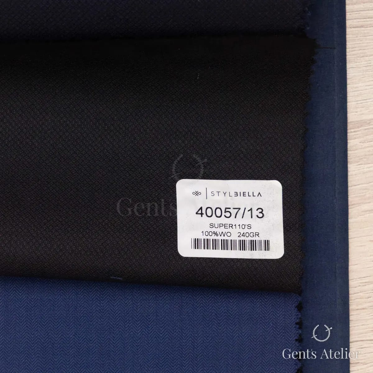 Образец ткани Stylbiella 40057/13 с этикеткой, чёрный