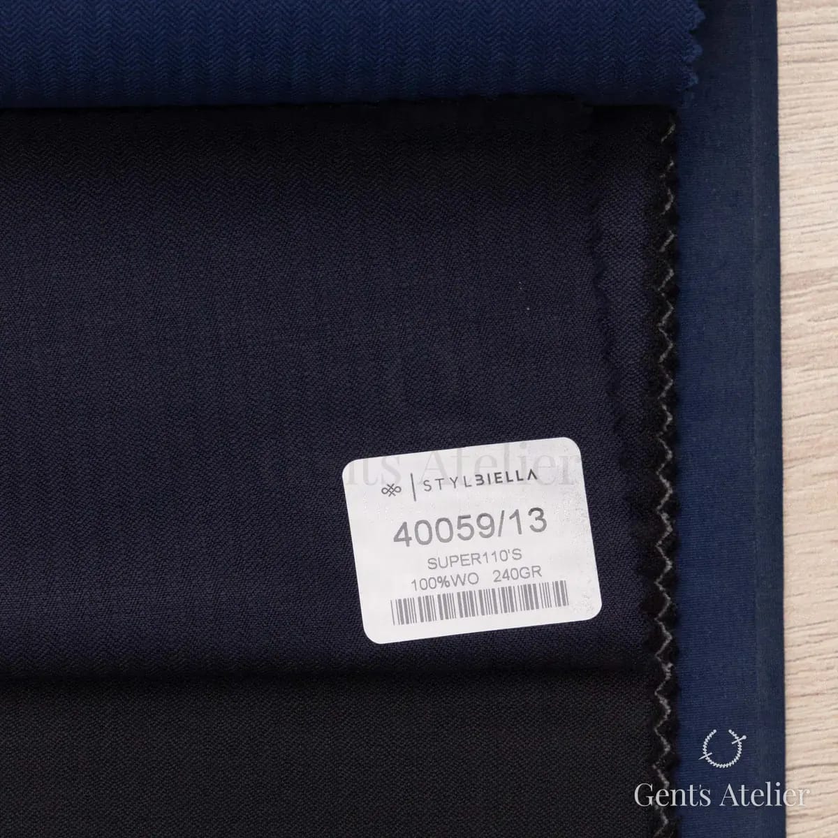 Образец ткани Stylbiella 40059/13 с этикеткой, тёмно-синий