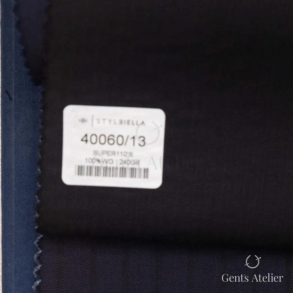 Образец ткани Stylbiella 40060/13 с этикеткой, тёмно-синий
