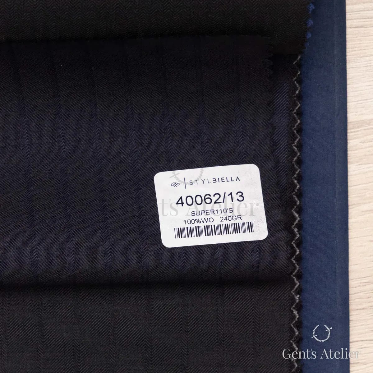 Образец ткани Stylbiella 40062/13 с этикеткой, тёмно-синий