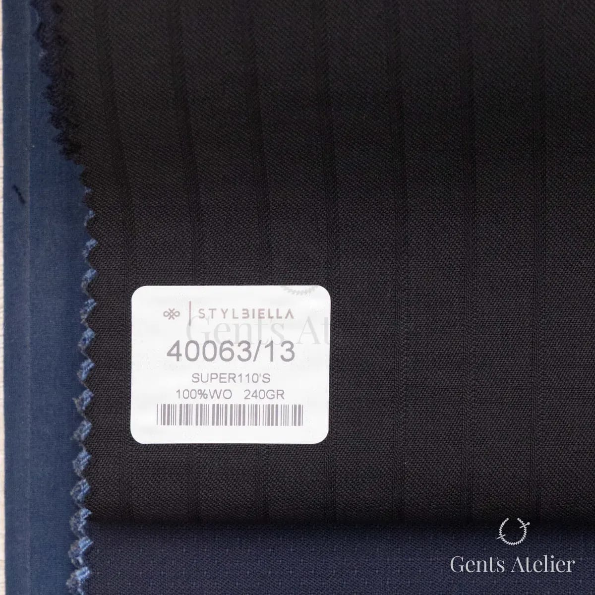Образец ткани Stylbiella 40063/13 с этикеткой, тёмно-синий