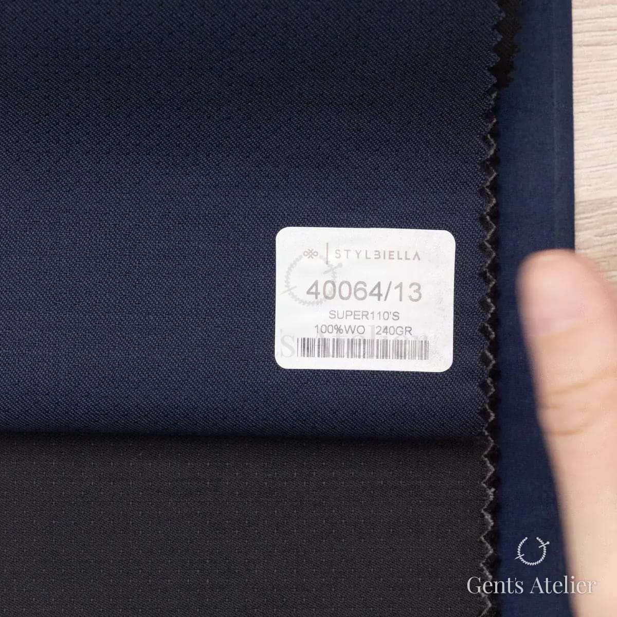 Образец ткани Stylbiella 40064/13 с этикеткой, тёмно-синий