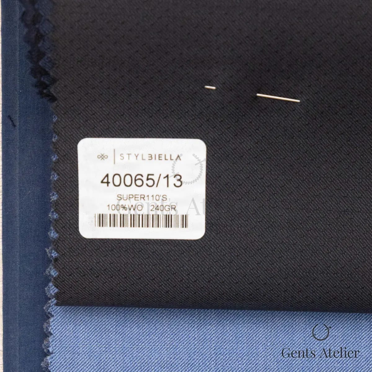 Образец ткани Stylbiella 40065/13 с этикеткой, чёрный