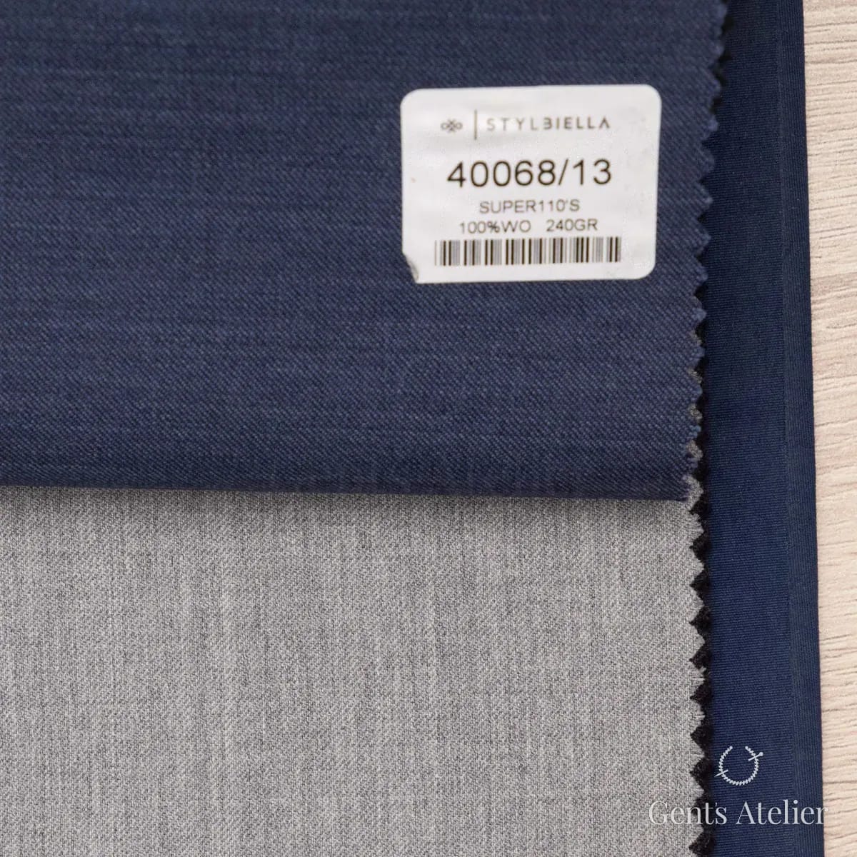 Образец ткани Stylbiella 40068/13 с этикеткой, тёмно-синий