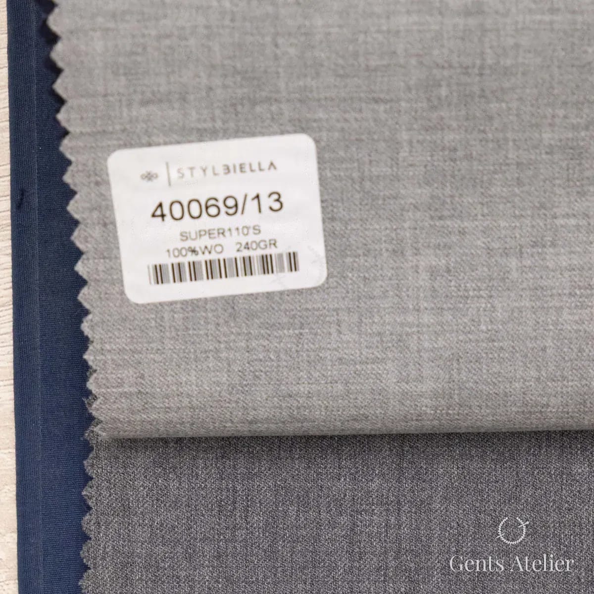 Образец ткани Stylbiella 40069/13 с этикеткой, светло-серый
