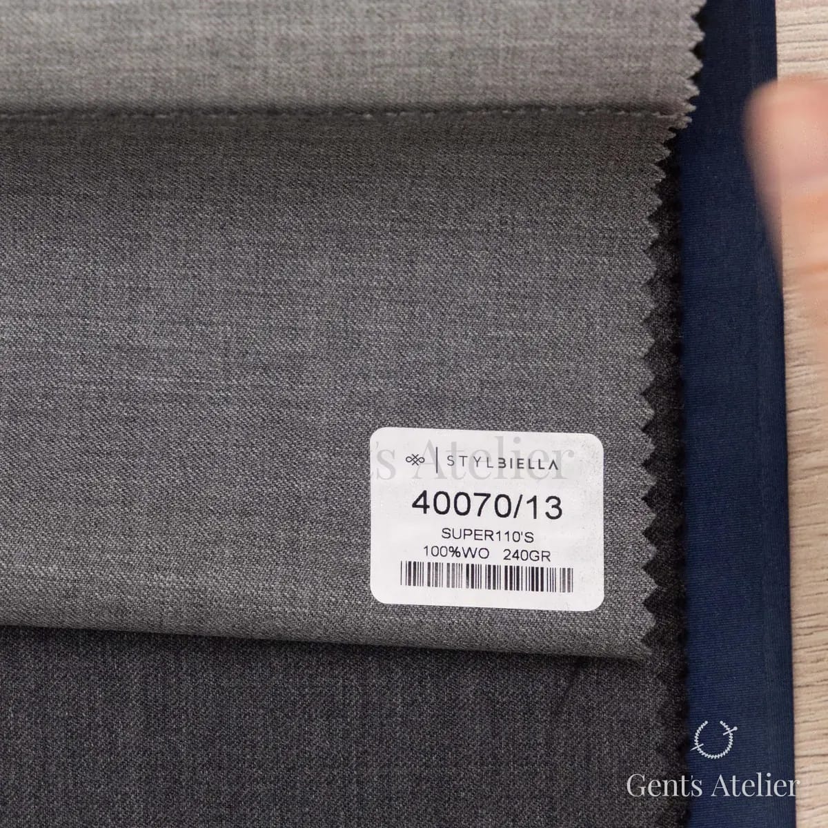 Образец ткани Stylbiella 40070/13 с этикеткой, серый