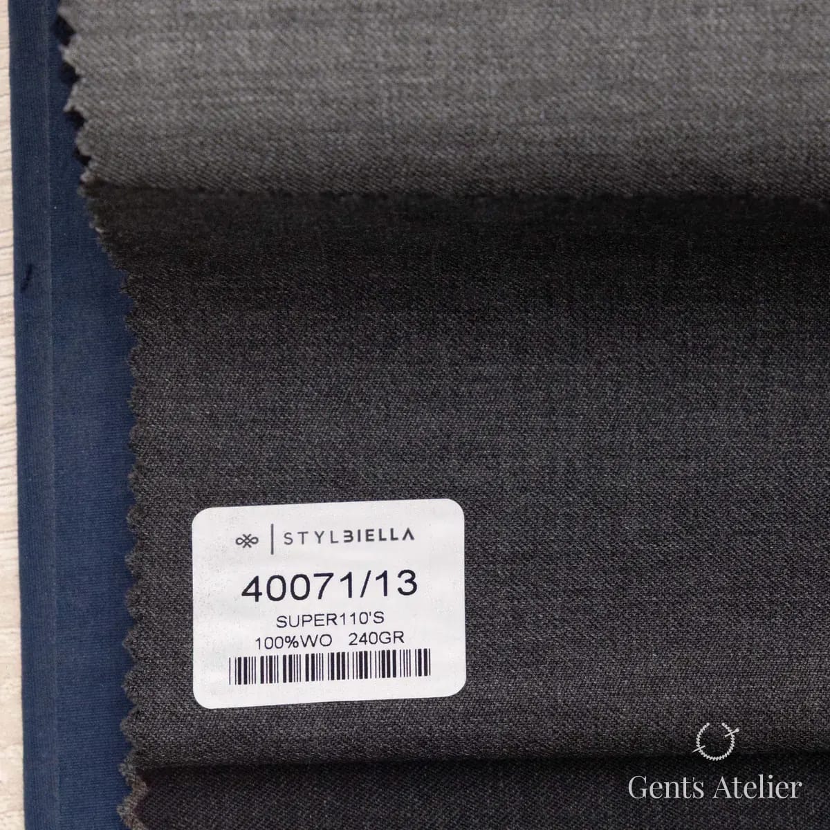Образец ткани Stylbiella 40071/13 с этикеткой, тёмно-серый