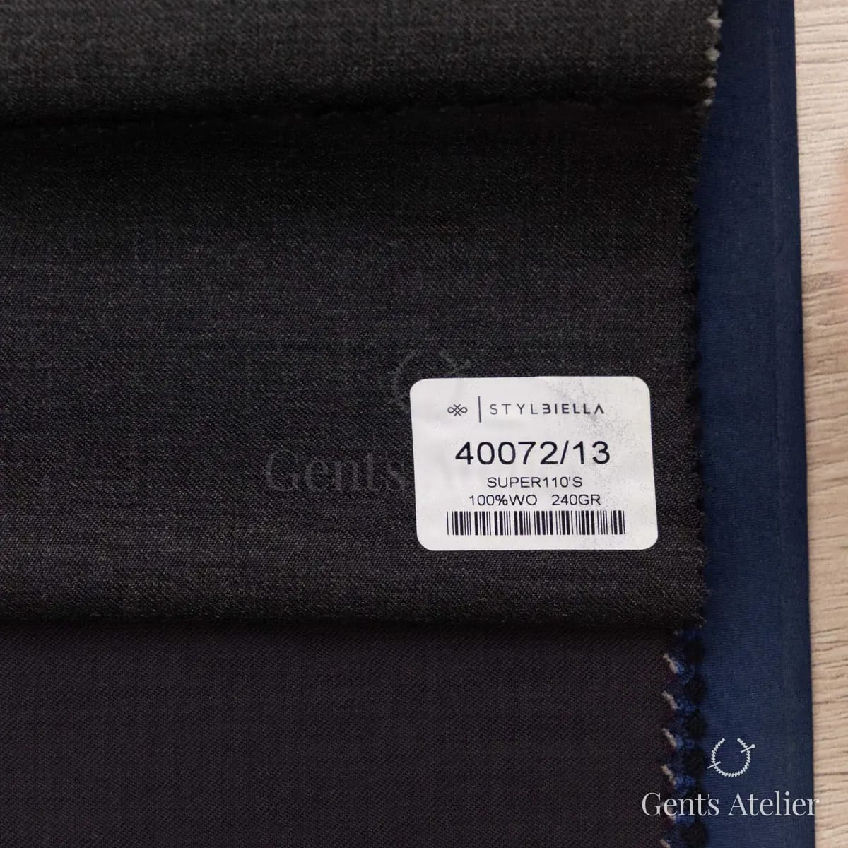 Образец ткани Stylbiella 40072/13 с этикеткой, графитовый