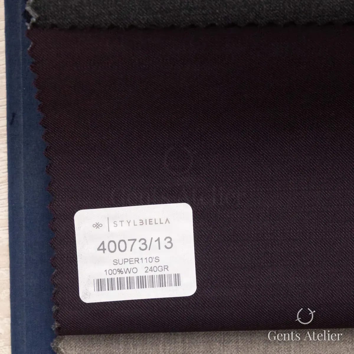 Образец ткани Stylbiella 40073/13 с этикеткой, баклажановый