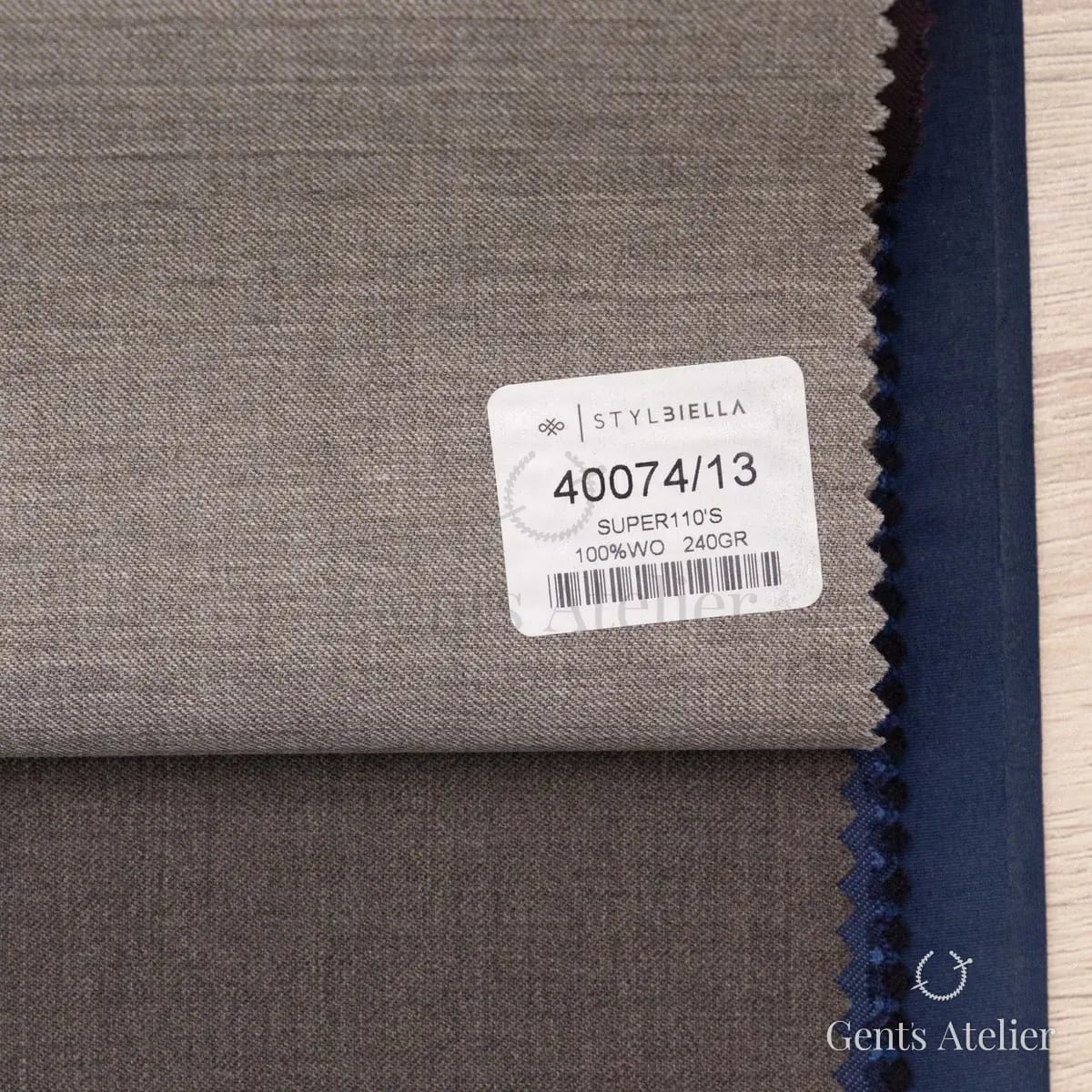 Образец ткани Stylbiella 40074/13 с этикеткой, светло-бежевый