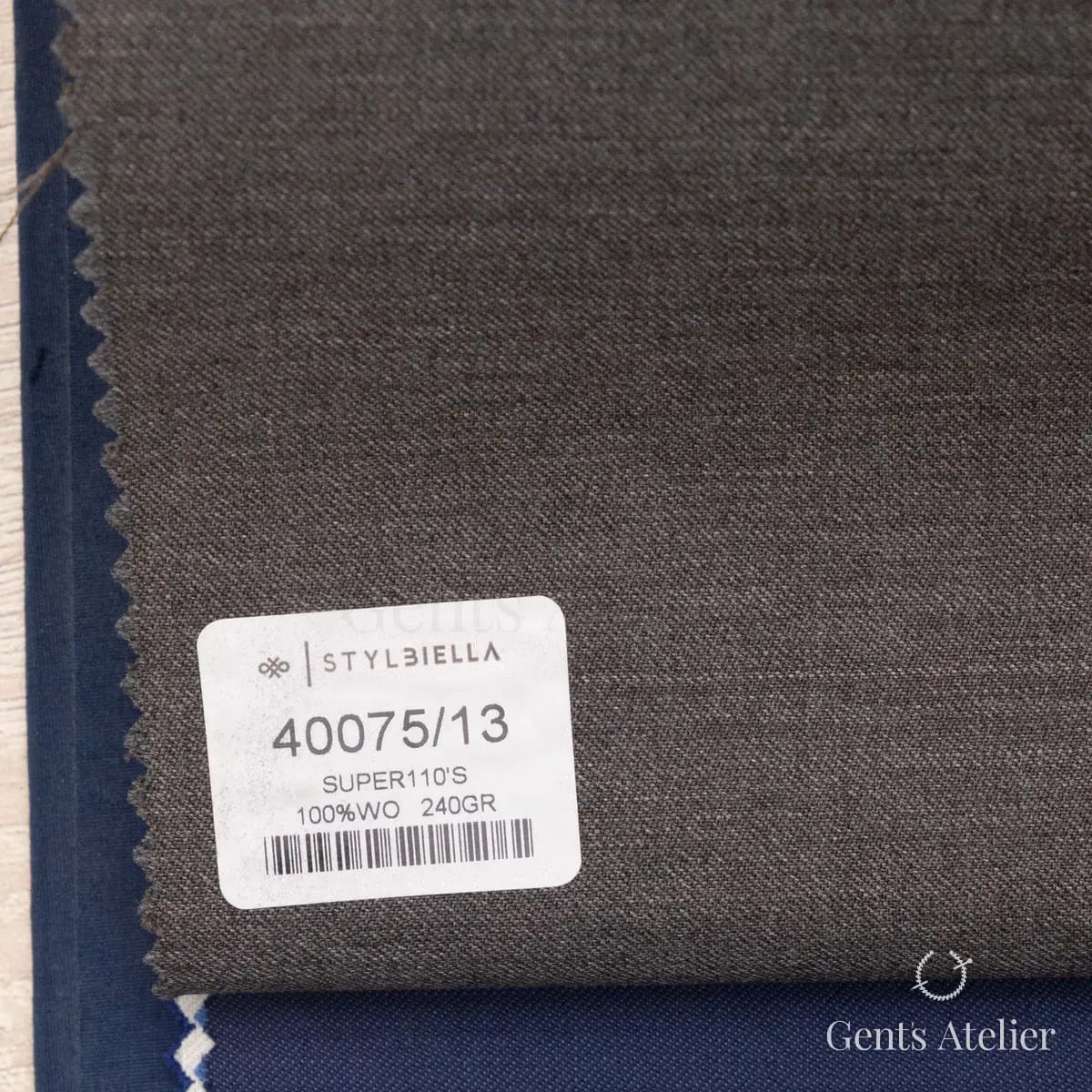 Образец ткани Stylbiella 40075/13 с этикеткой, коричневый