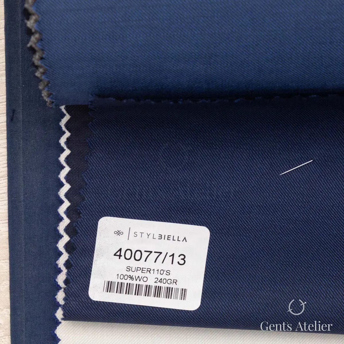 Образец ткани Stylbiella 40077/13 с этикеткой, тёмно-синий