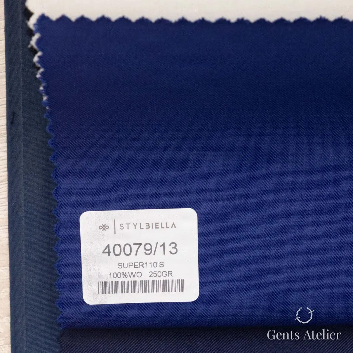 Образец ткани Stylbiella 40079/13 с этикеткой, ярко-синий