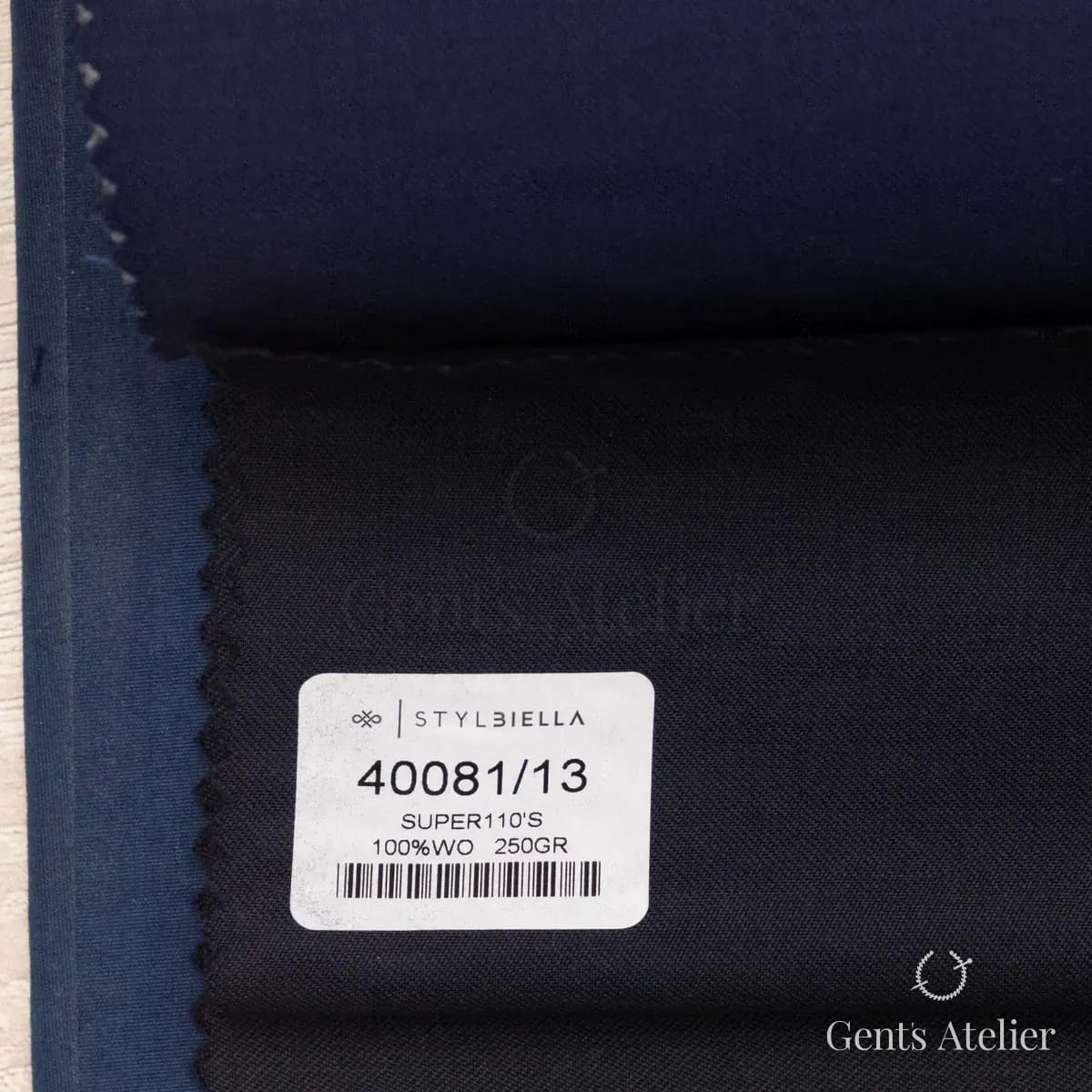 Образец ткани Stylbiella 40081/13 с этикеткой, тёмно-синий