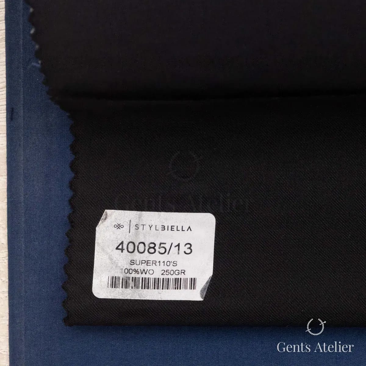 Образец ткани Stylbiella 40085/13 с этикеткой, чёрный