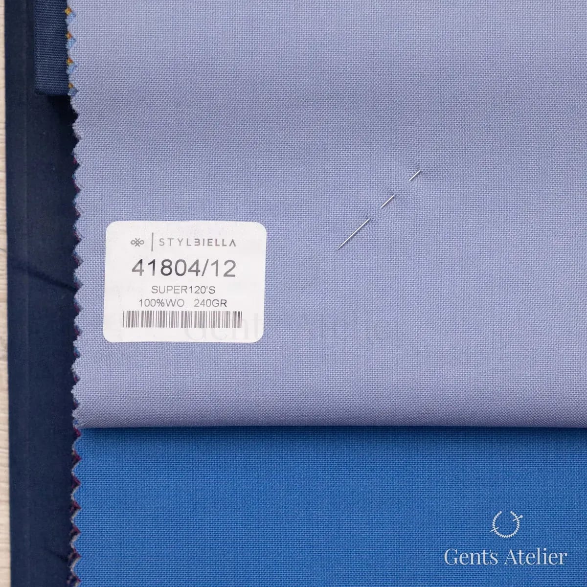 Образец ткани Stylbiella 41804/12 с этикеткой, пыльно-голубой