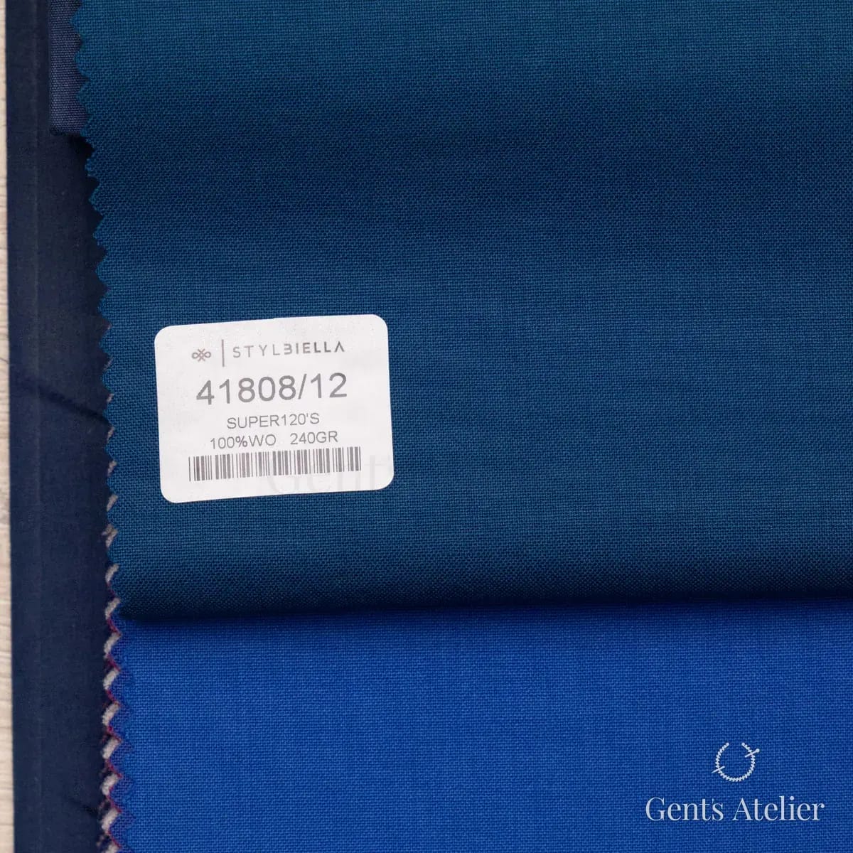 Образец ткани Stylbiella 41808/12 с этикеткой, тёмно-синий