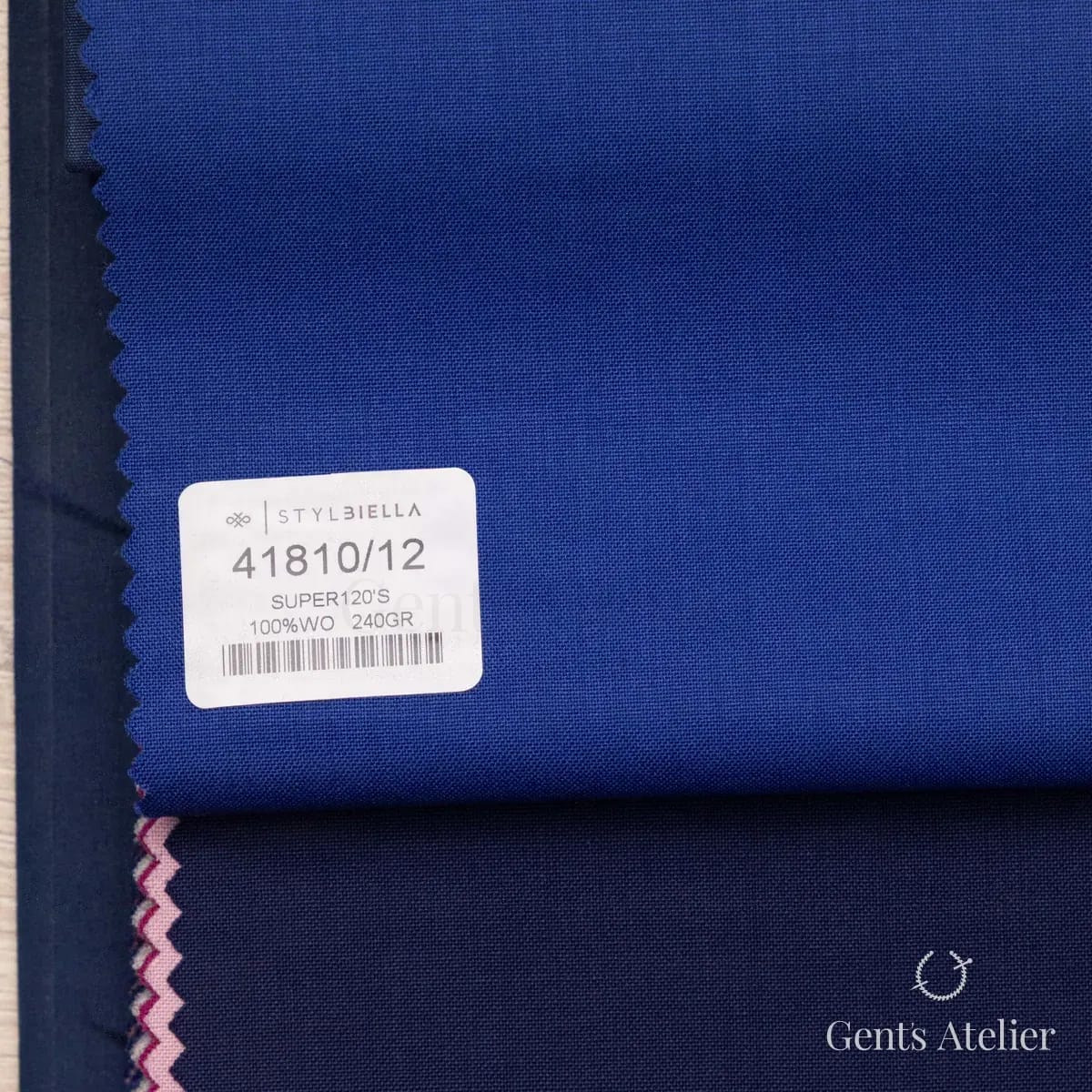 Образец ткани Stylbiella 41810/12 с этикеткой, тёмно-синий