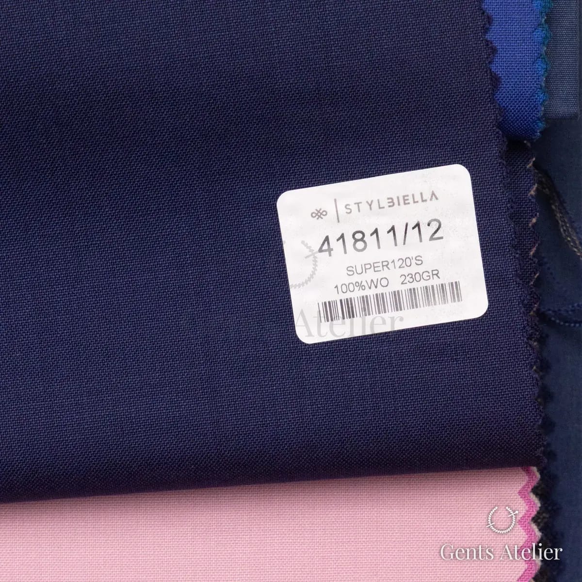 Образец ткани Stylbiella 41811/12 с этикеткой, тёмно-синий