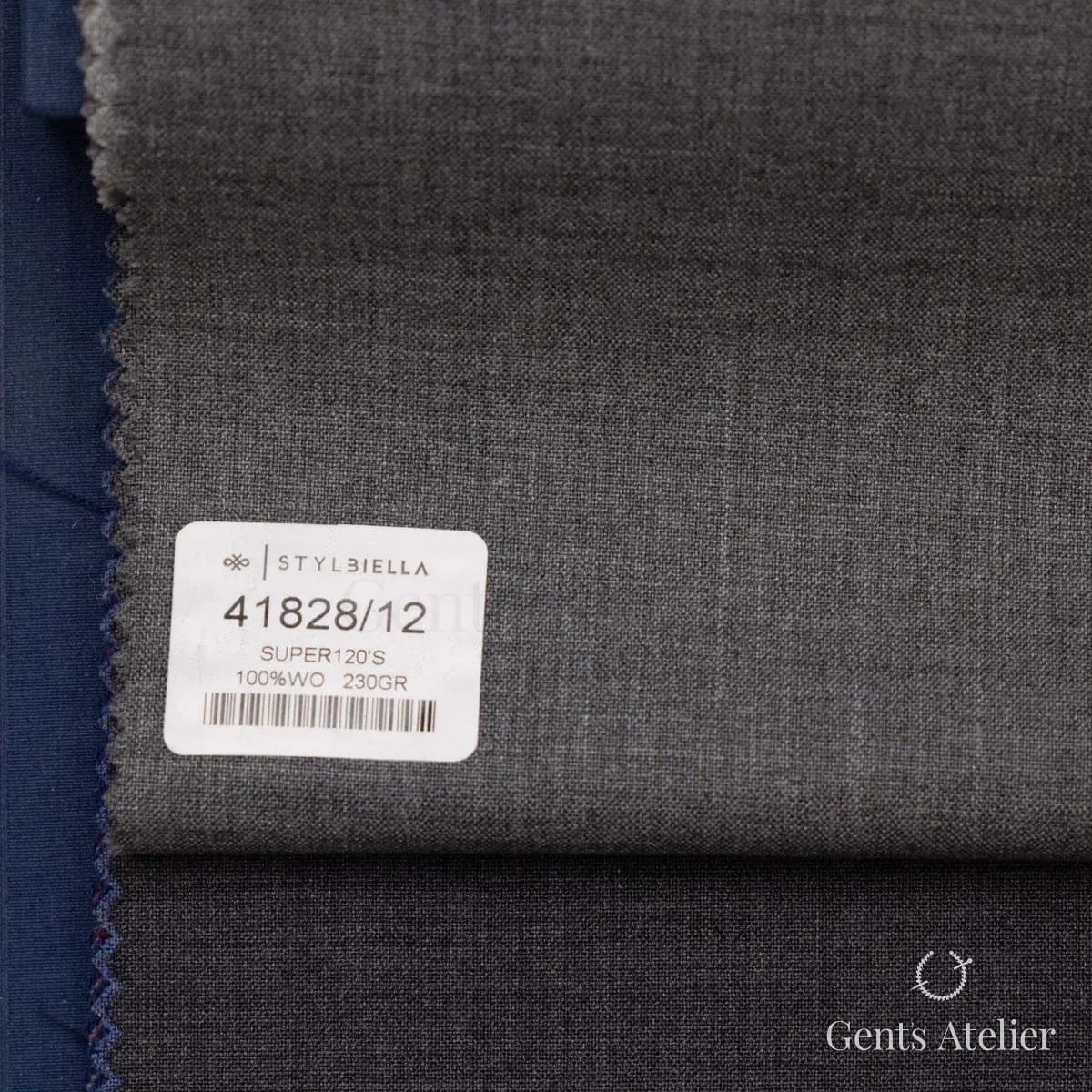 Образец ткани Stylbiella 41828/12 с этикеткой, тёмно-серый