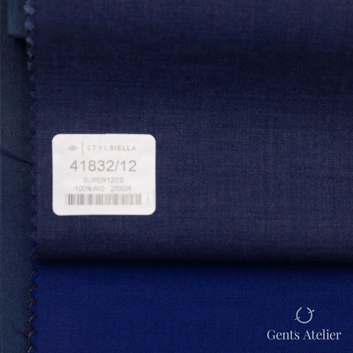 Образец ткани Stylbiella 41832/12 с этикеткой, тёмно-синий
