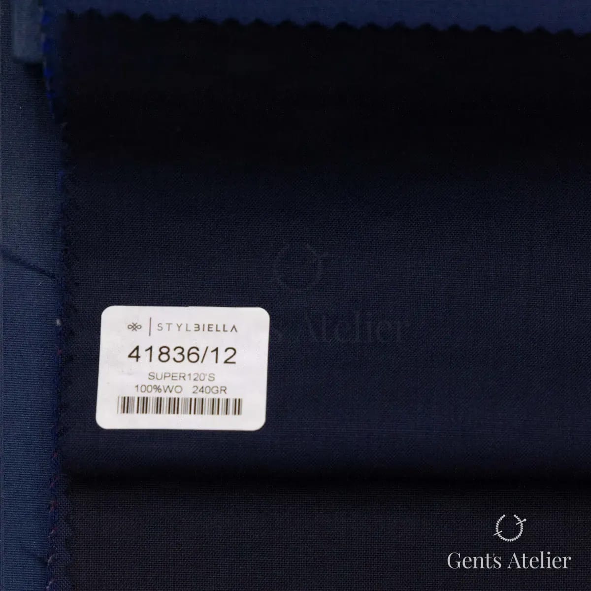 Образец ткани Stylbiella 41836/12 с этикеткой, тёмно-синий