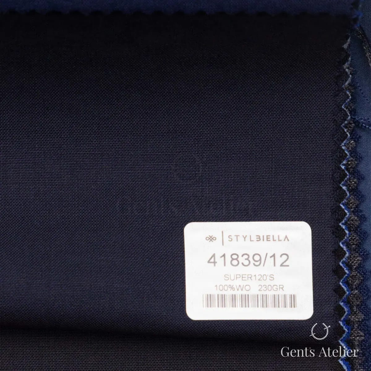 Образец ткани Stylbiella 41839/12 с этикеткой, тёмно-синий