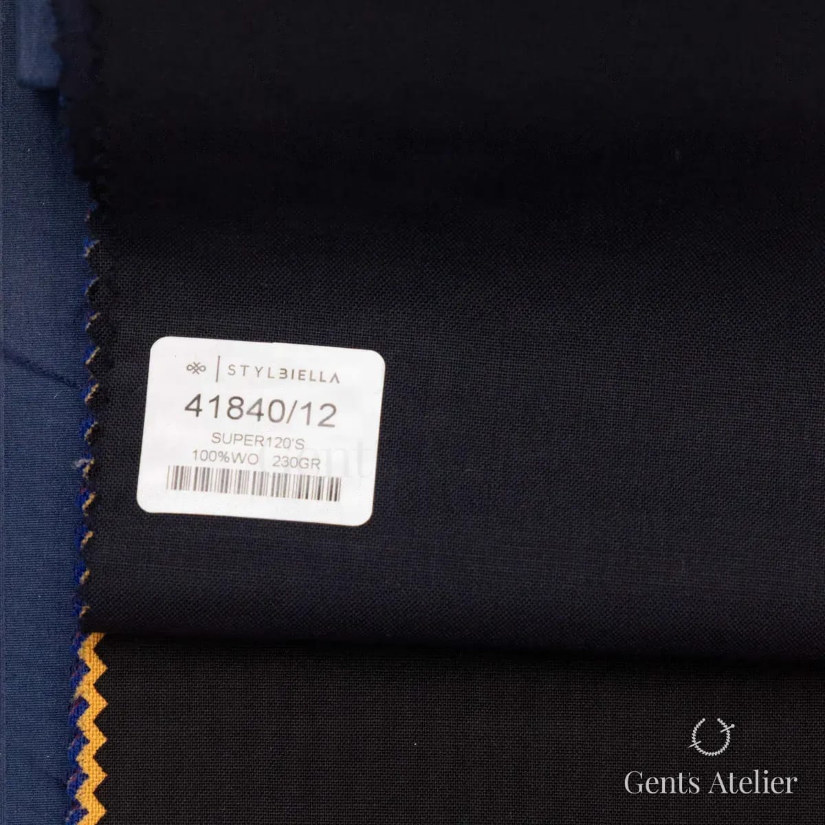 Образец ткани Stylbiella 41840/12 с этикеткой, тёмно-синий