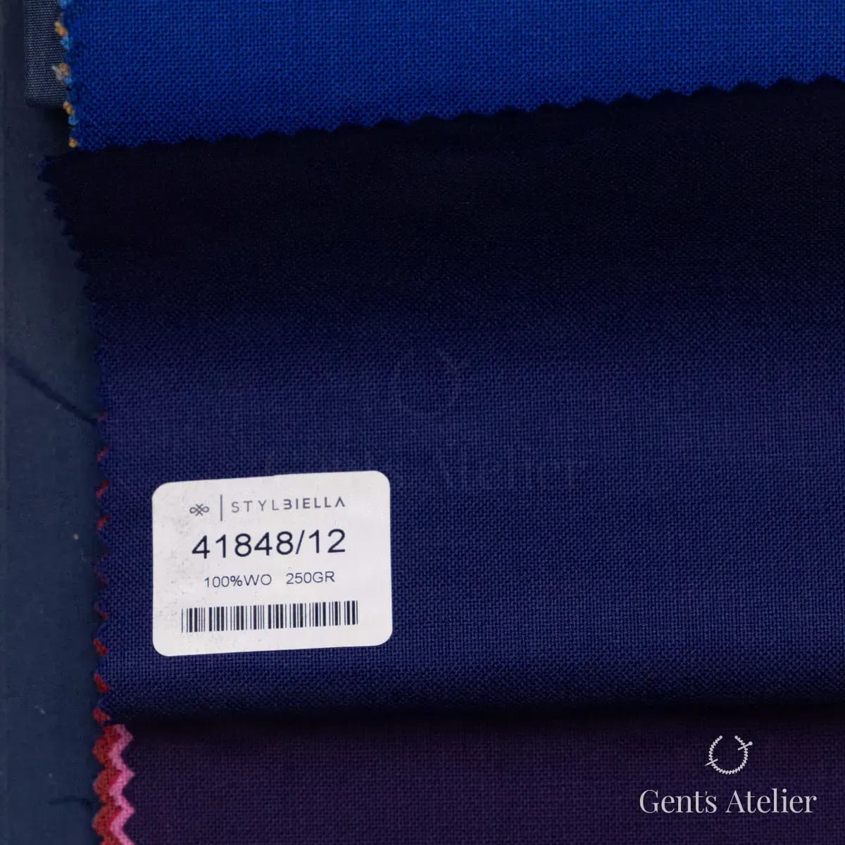 Образец ткани Stylbiella 41848/12 с этикеткой, тёмно-синий
