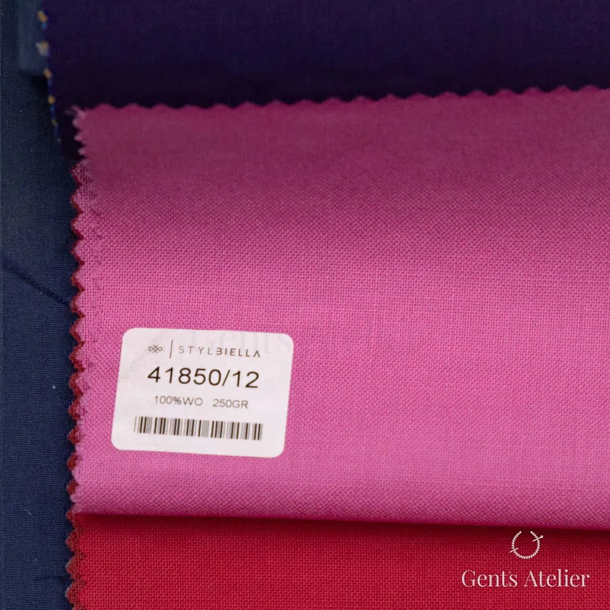 Образец ткани Stylbiella 41850/12 с этикеткой, розовый