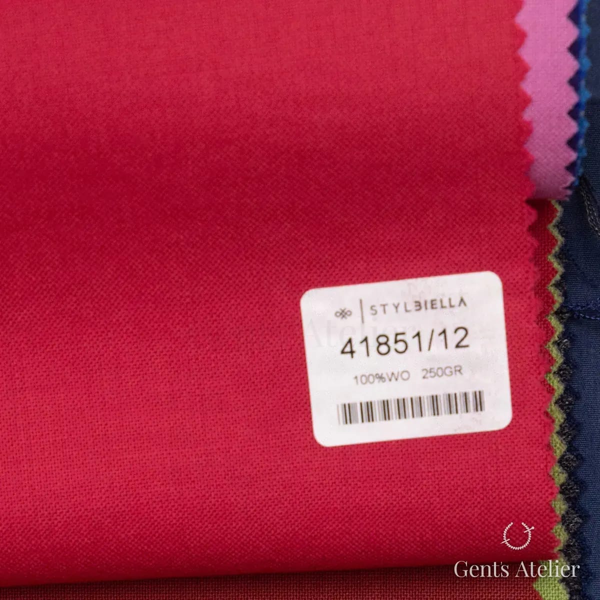 Образец ткани Stylbiella 41851/12 с этикеткой, красный