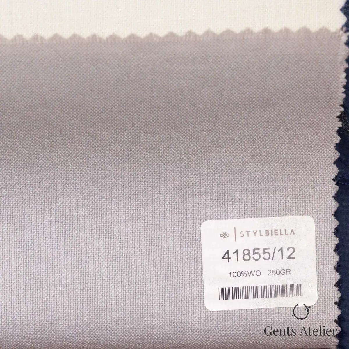 Образец ткани Stylbiella 41855/12 с этикеткой, светло-серый