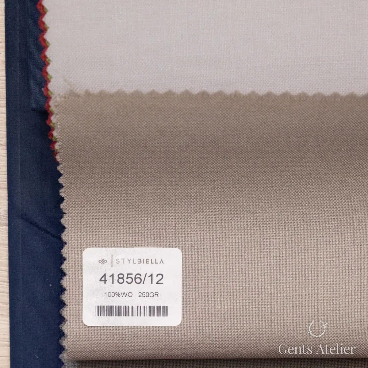 Образец ткани Stylbiella 41856/12 с этикеткой, светло-бежевый