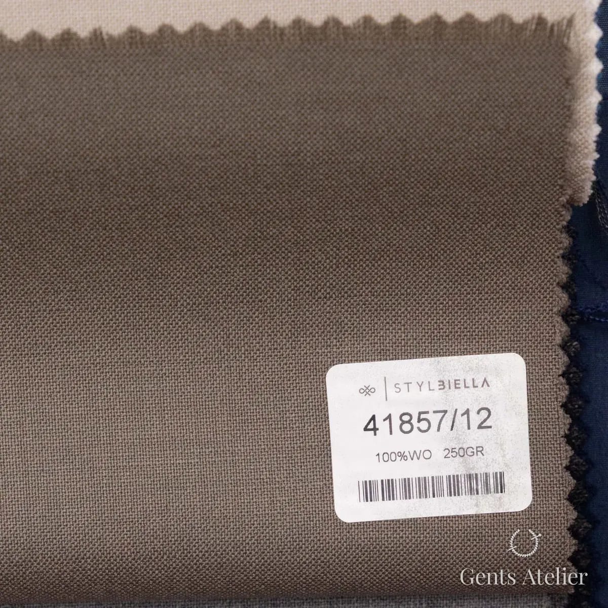 Образец ткани Stylbiella 41857/12 с этикеткой, тёмно-бежевый