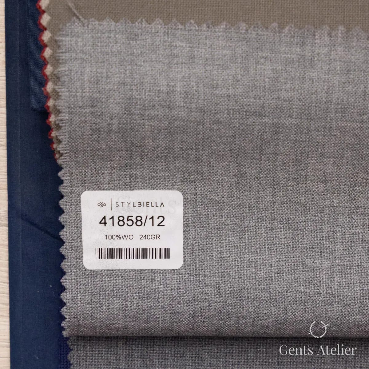 Образец ткани Stylbiella 41858/12 с этикеткой, светло-серый