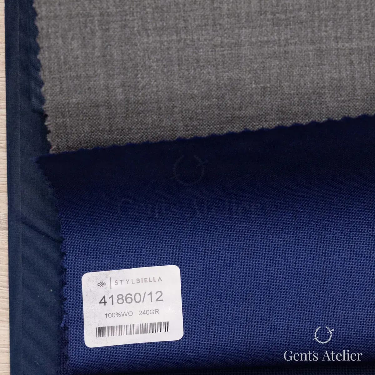 Образец ткани Stylbiella 41860/12 с этикеткой, синий