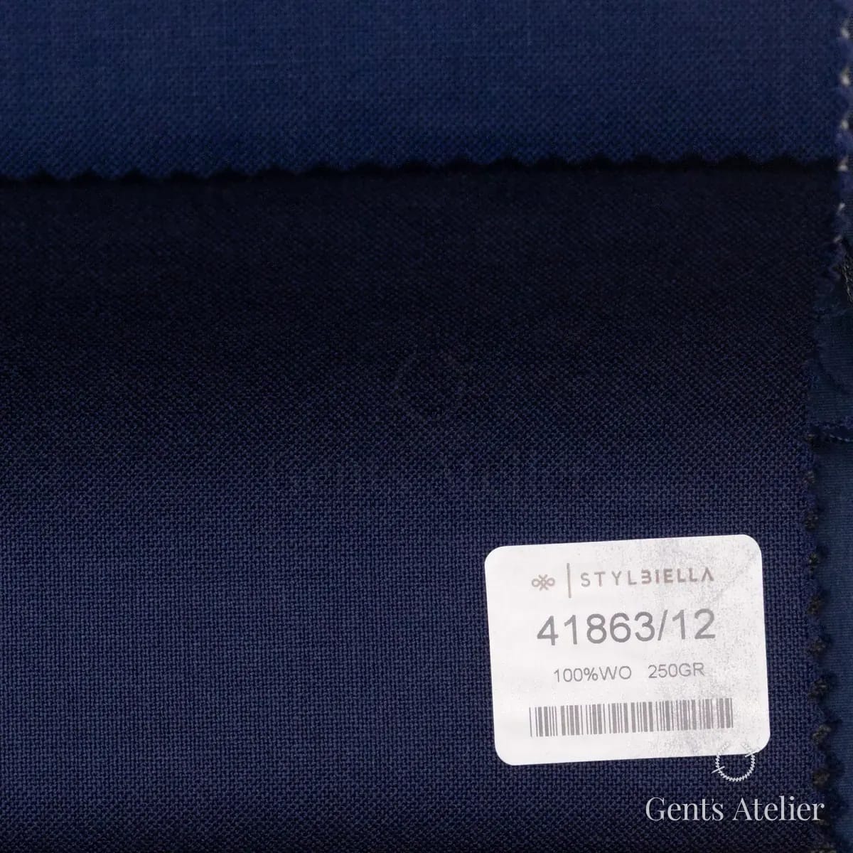 Образец ткани Stylbiella 41863/12 с этикеткой, тёмно-синий