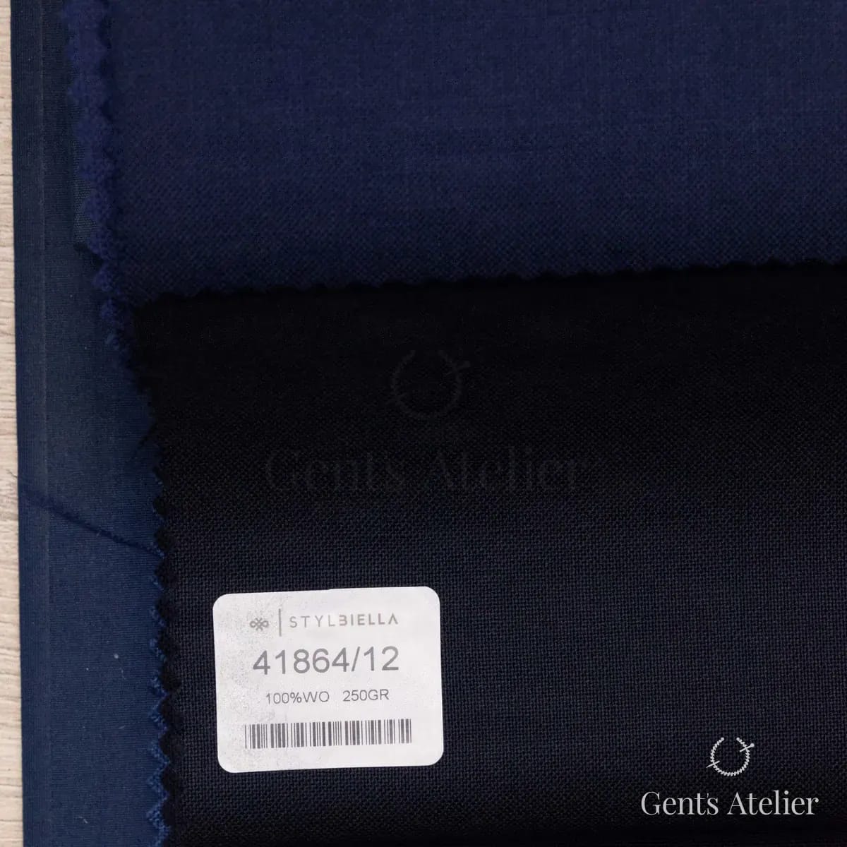 Образец ткани Stylbiella 41864/12 с этикеткой, тёмно-синий