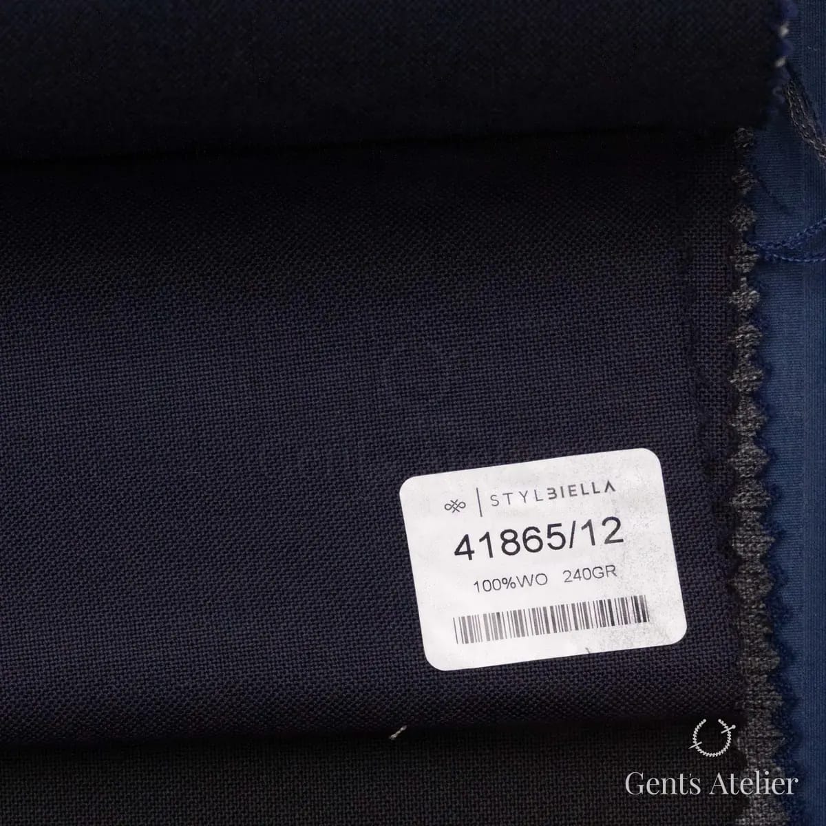 Образец ткани Stylbiella 41865/12 с этикеткой, тёмно-синий