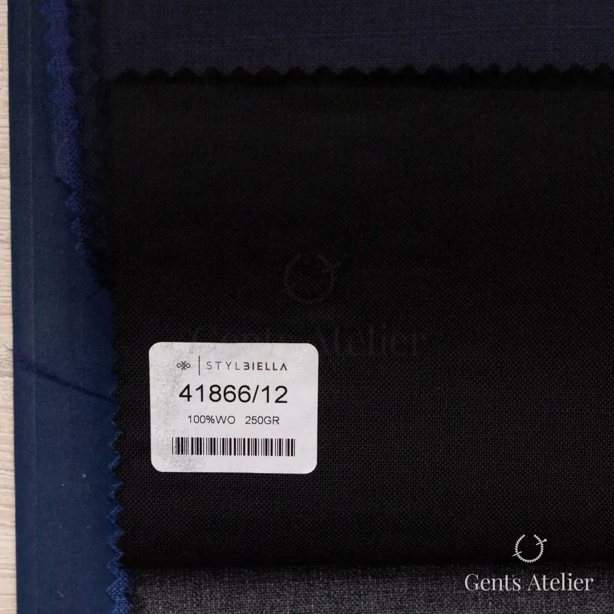 Образец ткани Stylbiella 41866/12 с этикеткой, чёрный