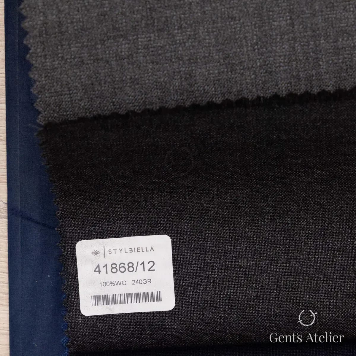 Образец ткани Stylbiella 41868/12 с этикеткой, тёмно-серый