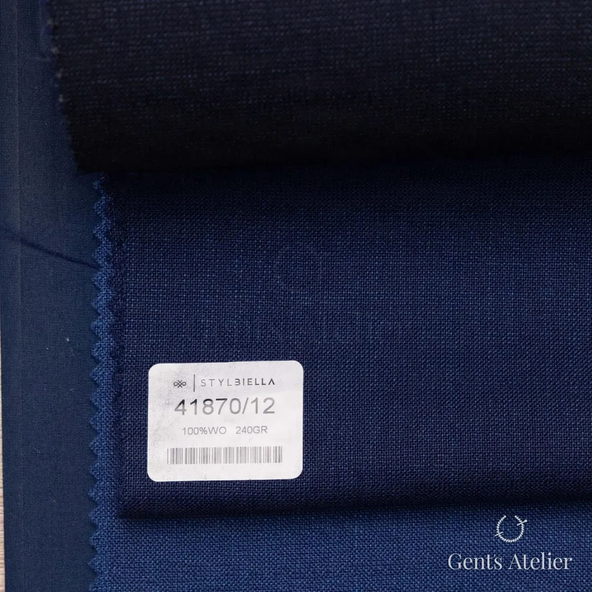 Образец ткани Stylbiella 41870/12 с этикеткой, ярко-синий