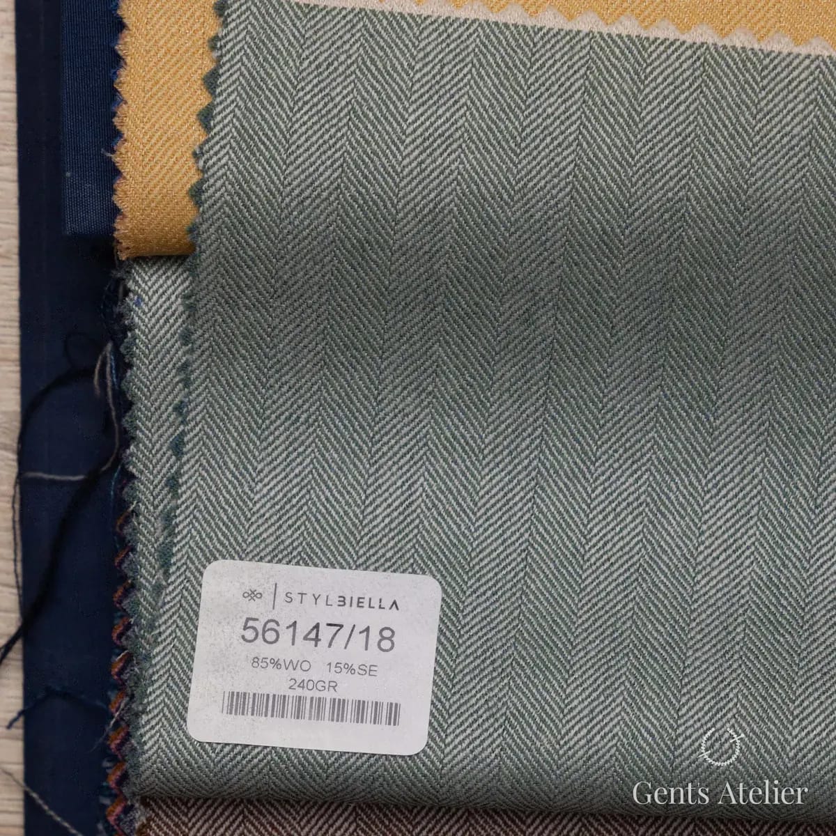 Образец ткани Stylbiella 56147/18 с этикеткой, светло-зелёный