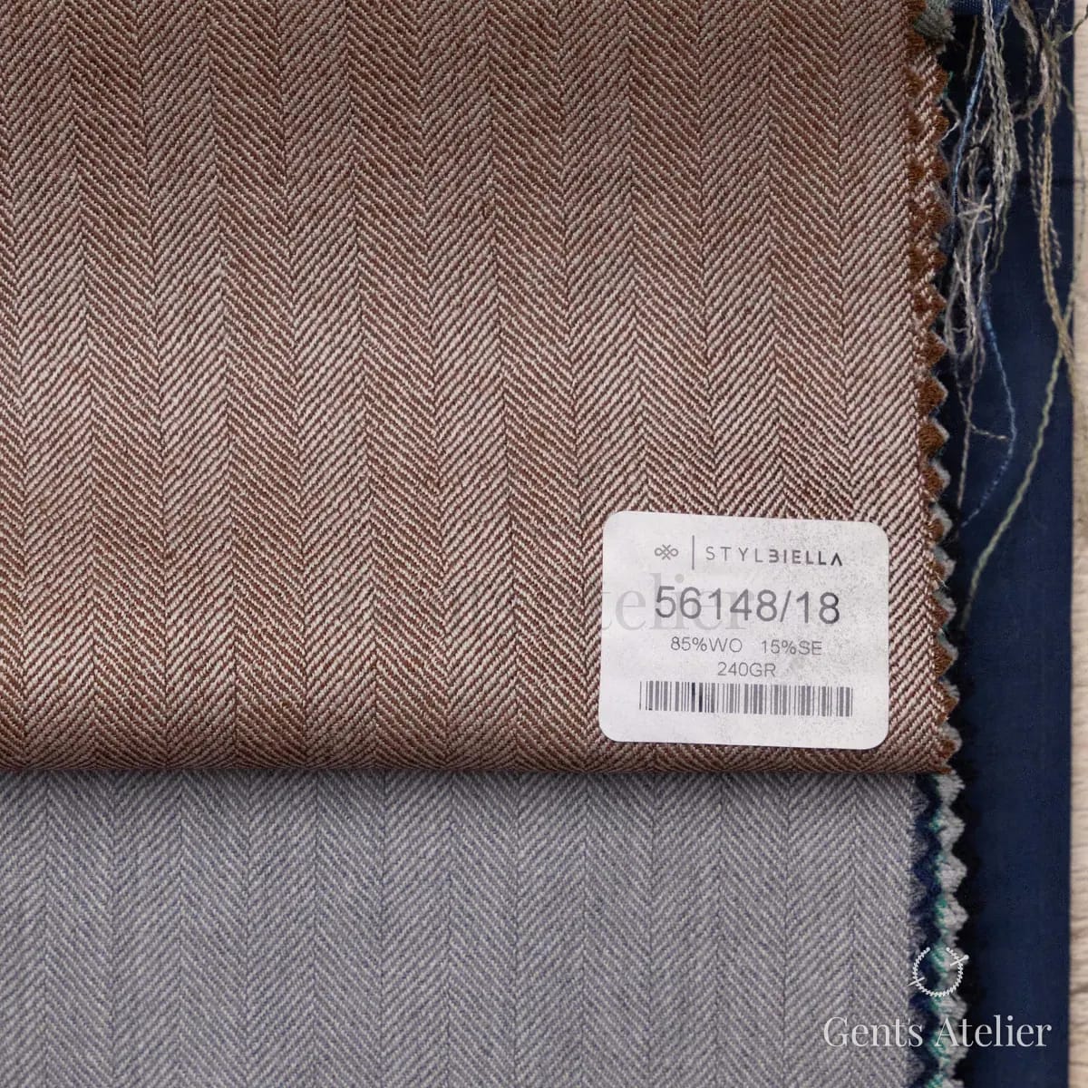 Образец ткани Stylbiella 56148/18 с этикеткой, коричневый